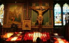 圣教蒙特利尔圣母大教堂内景祈祷的红烛图片