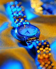 布上的金表生活用品配带饰品闪烁的金表一只金表图片