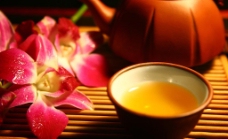 咖啡杯绿茶与鲜花图片