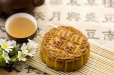 中秋节字体一个月饼一杯茶