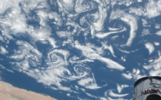 太空俯瞰海上的云图片