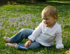 姿势POSE在草地上摆pose的小女孩图片