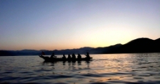 泸咕湖上晨光中泛舟图片