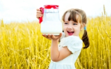 快乐小女孩麦地里手拿水壶快乐的小女孩图片